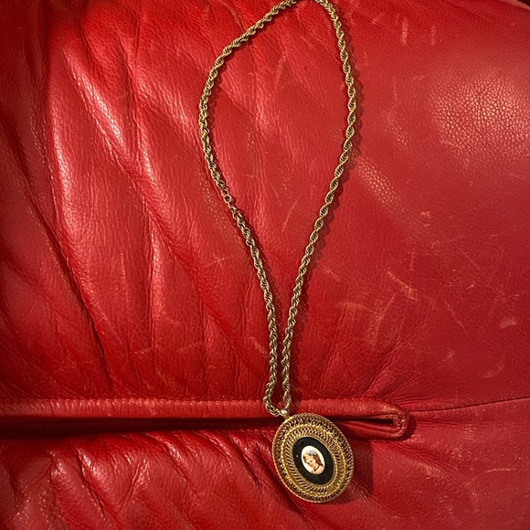 Vintage medallion with girl’s portrait on chain - Picture 1 of 2